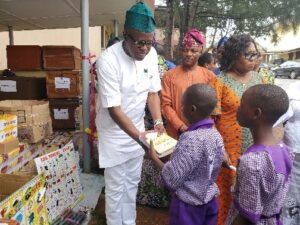 OYOSUBEB-Chirman-Dr.-Nureni-Adeniran-presenting-writing-materials-to-a-pupil-today-300x225.jpg