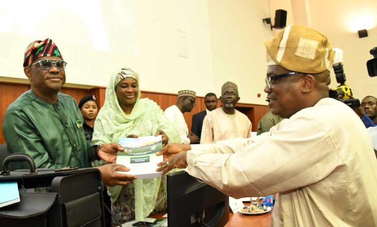 FCT-Wike-receives-handover-note-2