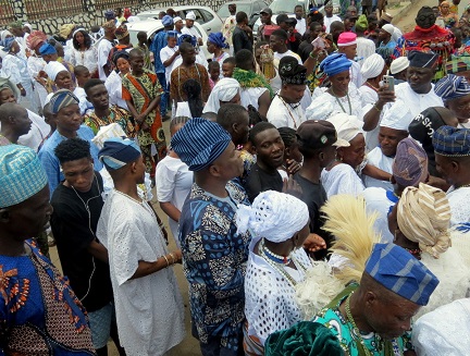 Oyo-Commissioner-of-culture-toursim-Wasiu-Olatubosun-among-Sango-worshippers