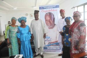 Prince-Oyelade-with-executives-of-the-Association-of-Retired-Midwives-and-Nurses