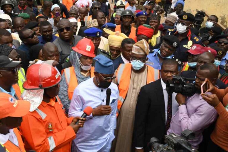 WIKE-VISITS-SITE-OF-COLLAPSED-BUILDING-2