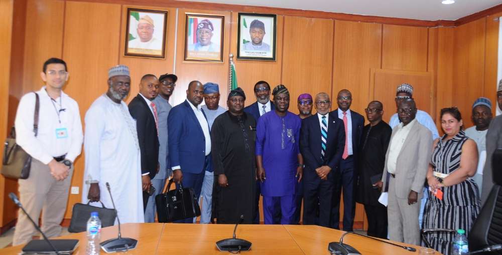 Group-photograph-with-the-Minister-of-Power-after-the-meeting