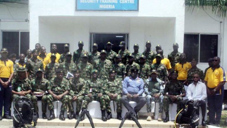18 ARMY PERSONNEL GRADUATE FROM NAVY 2