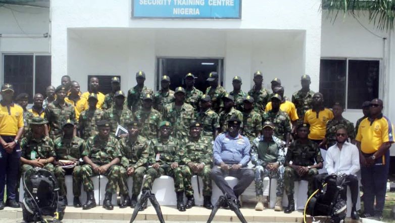 18 ARMY PERSONNEL GRADUATE FROM NAVY 2